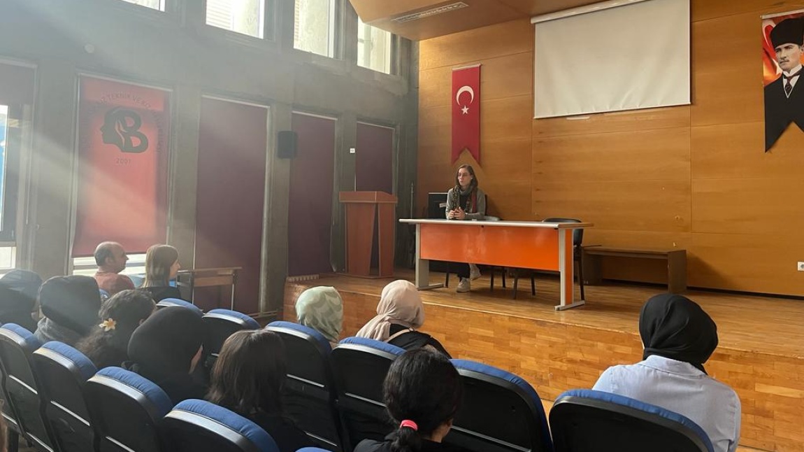 Yıldız Teknik Üniversitesi Sanat ve Tasarım Fakültesi Fotoğraf ve Video Bölümü öğrencisi Emine GÜLER ile söyleşi düzenlenmiştir.